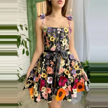 Ново секси вечерна рокля с флорални принтом и бродерии, Модно дамско вечерна рокля 2024, женствена мини рокля без ръкави, с мирис на задните части
